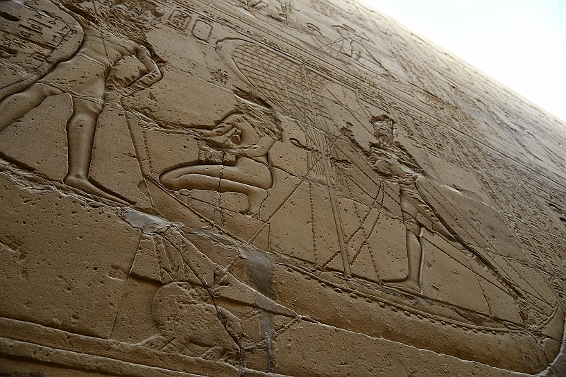 28 MAK_6299.jpg - Il trionfo di Horus sul male, vendicando suo padre Osiride. La figura inginocchiata a prua è la dea Iside, madre di Horus, che lo assiste nel rituale di cattura a garantire la stabilità del regno.